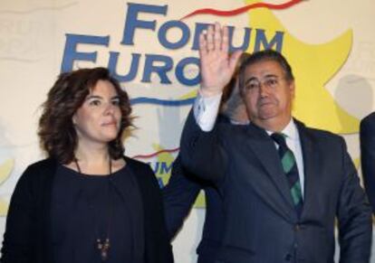 Juan Ignacio Zoido con la vicepresidenta del Gobierno, Soraya Sáenz de Santamaría, este martes en Madrid.