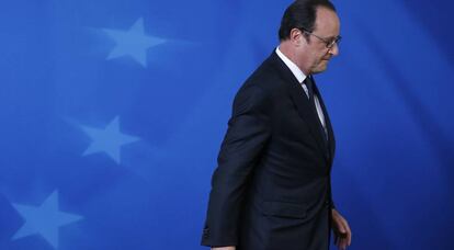 El presidente saliente de Francia, François Hollande, abandona su última cumbre europea, el 29 de abril