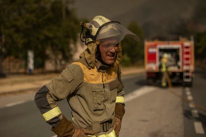  Un bombero forestal extenuado en el incendio forestal en la localidad de O Barco de Valdeorras, el domingo 17 de julio. 
