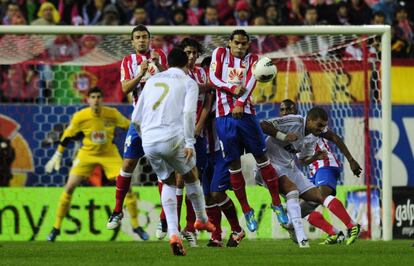 Cristiano marca de falta uno de los tantos de la goleada del Madrid en el Calderón (1-4) en abril de 2012 en el primer derbi de Simeone como técnico del Atlético.