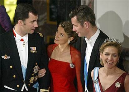 El Príncipe y Letizia Ortiz conversan en otro momento de la fiesta con los duques de Palma, doña Cristina de Borbón y su esposo, Iñaki Urdangarín.