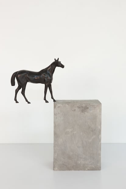 'El rumor de la discordia', una escultura de más de seis metros de altura del artista mexicano Gonzalo Lebrija.
