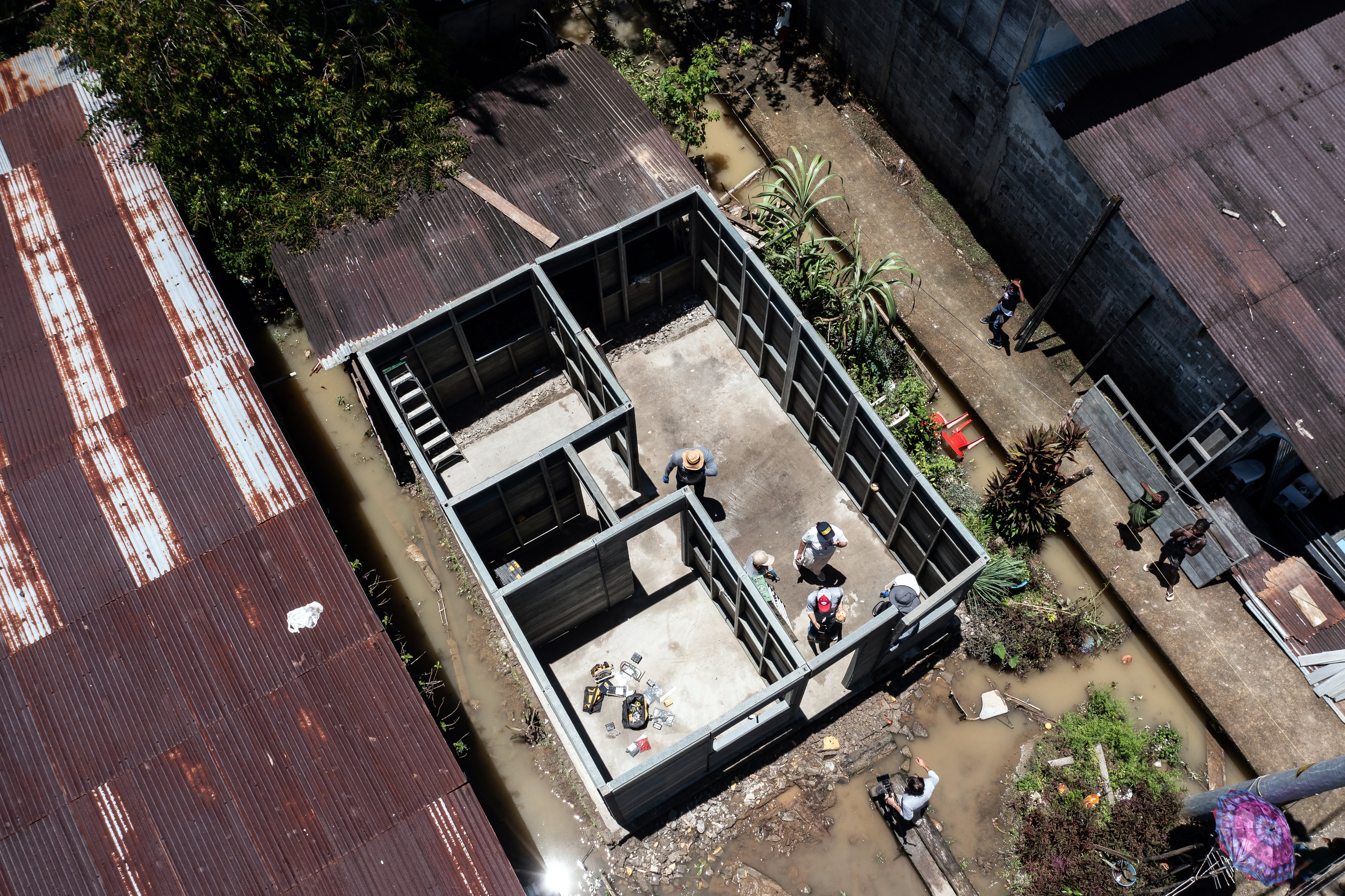 La iniciativa para reconstruir casas con botellas de plástico recicladas tras el sismo en Colombia
