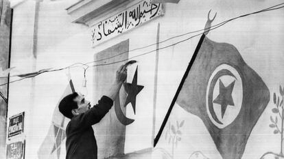 Un miembro del Frente de Liberación Nacional argelino pinta una bandera sobre la pared en 1962, a las puertas del referéndum de autodeterminación del país norteafricano.