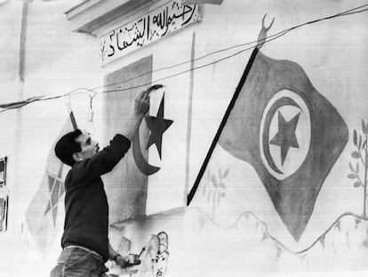 Un miembro del Frente de Liberación Nacional argelino pinta una bandera sobre la pared en 1962, a las puertas del referéndum de autodeterminación del país norteafricano.