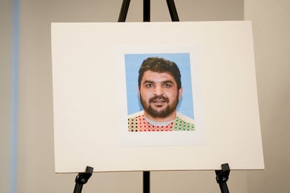 Fotografía de Rahmanullah Lakanwal en la conferencia del FBI, en Washington, el 27 de noviembre.