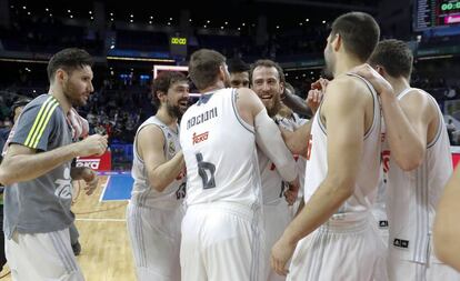Los jugadores del Madrid abrazan a Sergio Rodríguez tras la victoria.