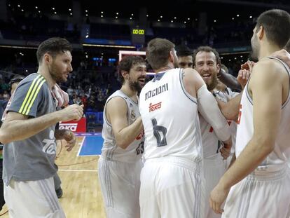 Los jugadores del Madrid abrazan a Sergio Rodr&iacute;guez tras la victoria. 