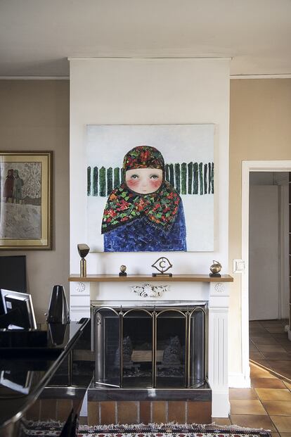 En su casa parisina no faltan detalles que remiten a sus viajes y a su país, como el cuadro de la chimenea.
