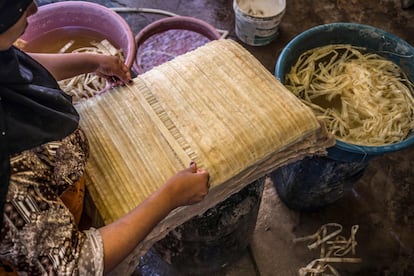 Una vez cortados los tallos, estos se sumergen en agua y se colocan una encima de otra para crear láminas, que se colocan en un compresor para compactarlas, y el papel resultante se deja secar al sol antes de escribir en él o pintarlo con coloridos dibujos.