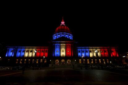 El Ayuntamiento de San Francisco, en California (EE UU), se ilumina de azul, blanco y rojo, símbolos de Francia, en solidaridad con las víctimas de los atentados de París.