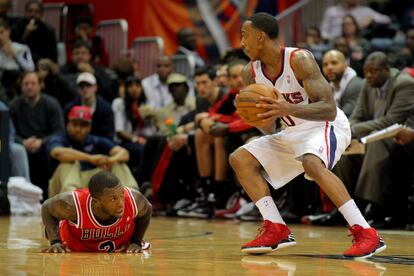 Nate Robinson, de los Bulls, observa desde el suelo a Jeff Teague.