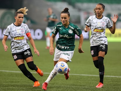 No jogo de ida, Camilinha (Palmeiras) é cercada por Tamires e Adriana (Corinthians).