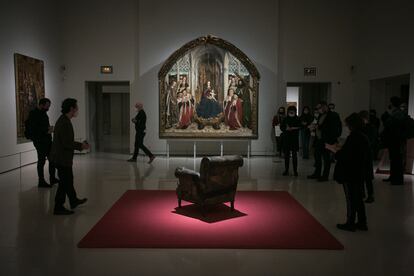 La obra de Tàpies frente a la 'Virgen dels consellers' de Huguet, en la nueva exposición del MNAC.