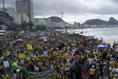 Seguidores de Bolsonaro marchan este domingo en la playa de Copacabana, en Río de Janeiro. 