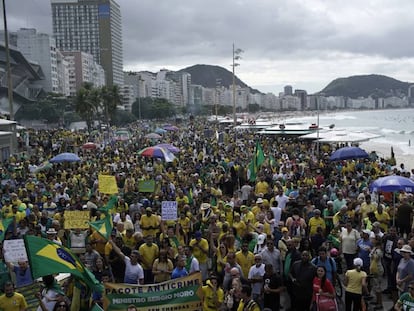 Seguidores de Bolsonaro marchan este domingo en la playa de Copacabana, en Río de Janeiro. 