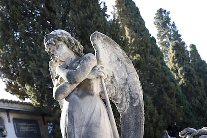 Detalle de otro de los ángeles que custodian a los muertos en San Justo.