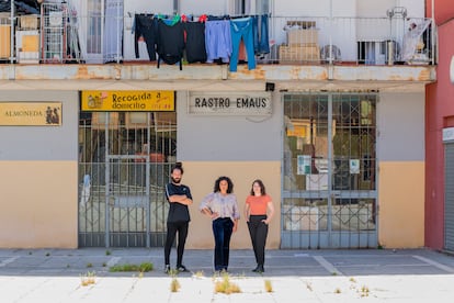 Leah Pattem (en el centro), la autora del blog 'Madrid No Frills', con Antonio Delgado y Lucía Mos, de Madrid Secreto, con quienes produce una serie de cortos sobre la ciudad.