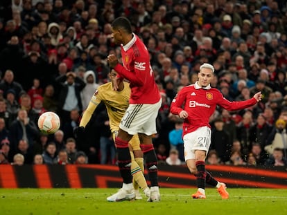 Antony shoots to score the winning goal in Manchester United's match against Barcelona in the Europa League.