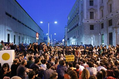 Cientos de indignados del Movimiento 15-M, concentrados en las inmediaciones del Congreso de los Diputados para protestar por la reforma de la negociación colectiva.