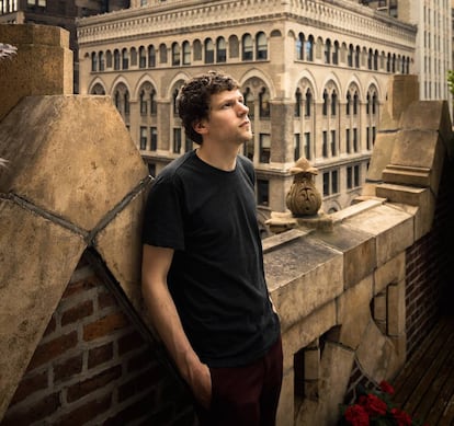 Jesse Eisenberg mira hacia el cielo de Nueva York.