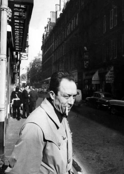 L&rsquo;autor franc&egrave;s Albert Camus, fumant als afores del Theatre des Mathurins.