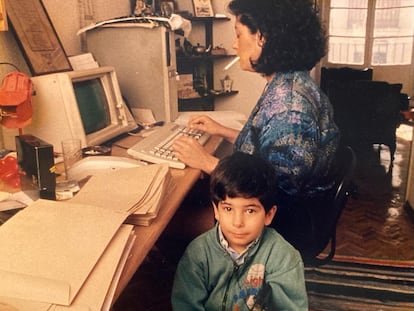 Almudena Grandes, con su hijo Mauro, en su casa de la calle Quiñones.