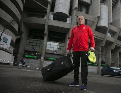 Zapico, el utillero de la SD Eibar, llega con el material del equipo al Santiago Bernabéu.