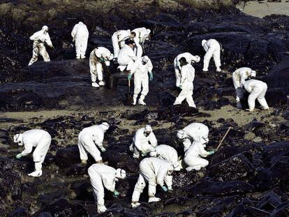 Voluntarios recogen chapapote en la Costa da Morte (Galicia) el 6 de diciembre de 2002.