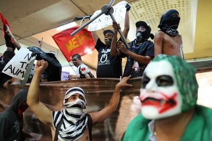 Manifestantes durante las protestas contra la subida de precios del transporte público en Río de Janeiro, Brasil.