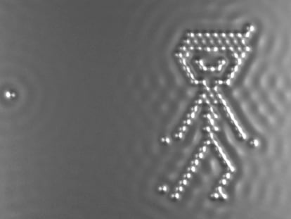 ¿Por qué no se escapa el agua de un vaso entre los átomos del cristal, que en teoría son huecos?