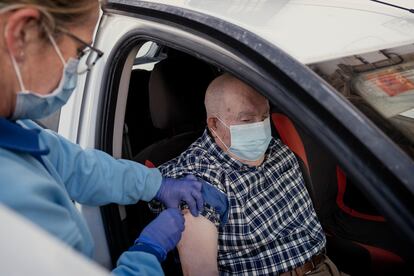 Rafael Barea, vecino de la localidad sevillana de El Rubio, en el momento de recibir la vacuna en su coche en Osuna.