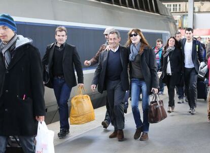 Carla Bruni y Nicolas Sarkozy en la Estaci&oacute;n del Este, en Par&iacute;s, el 24 de marzo de 2014.