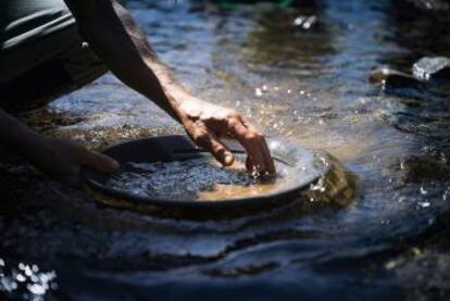 Using the pan to search for gold.