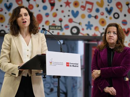 La presidenta de la Comunidad de Madrid, Isabel Díaz Ayuso, junto a la consejera de Sanidad, Fátima Matute