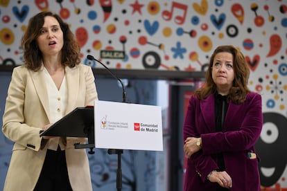 La presidenta de la Comunidad de Madrid, Isabel Díaz Ayuso, junto a la consejera de Sanidad, Fátima Matute.
