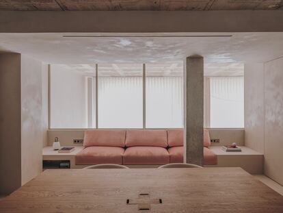 Detalle de la planta superior del estudio de Andres Reisinger. La mesa está fabricada por los artesanos de Fusteria Vidal, las sillas son el modelo LC7 de Cassina y el sofá está construido de cemento con cojines rosas hechos a medida. 