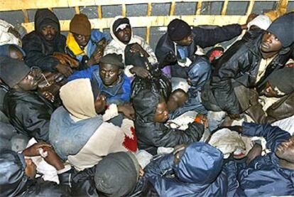 Imagen de un grupo de inmigrantes detenidos ayer en la patera en la que llegaron a Fuerteventura.