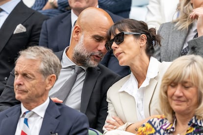 Pep Guardiola y Cristina Serra, entre el pblico durante un partido de tenis de Wimbledon, el 6 de julio de 2024. 