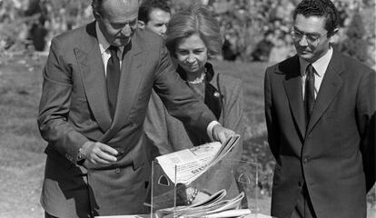 El Rey coloca la primera piedra de la Universidad Juan Carlos I, en 1987.