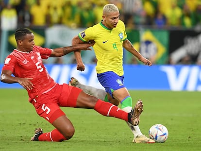 Doha (Qatar), 28/11/2022.- Richarlison (R) of Brazil in action against Manuel Akanji of Switzerland during the FIFA World Cup 2022 group G soccer match between Brazil and Switzerland at Stadium 947 in Doha, Qatar, 28 November 2022. (Mundial de Fútbol, Brasil, Suiza, Catar) EFE/EPA/Neil Hall

