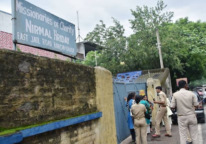 La policía india, ante la casa de acogida en Ranchi, Jharkhand.