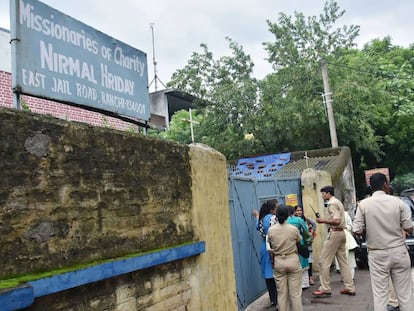 La policía india, ante la casa de acogida en Ranchi, Jharkhand.