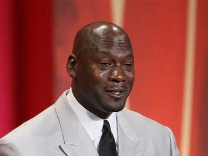 El mítico Salón de la Fama de la NBA vivió ayer una ceremonia de ingreso muy especial en la que se dio la bienvenida a Michael Jordan, considerado por muchos el mejor jugador de baloncesto de la historia, que estuvo secundado por el base de Utah Jazz John Stockton y el pívot de San Antonio Spurs David Robinson. Jordan no pudo reprimir su emoción durante el discurso de agradecimiento en el que mostró "orgullo" por ingresar en el Salón de la Fama, pero rehusó calificarse como el mejor jugador de la historia