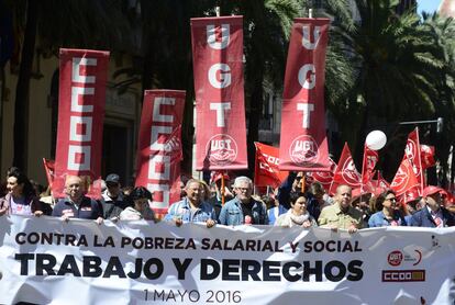 A lo largo del recorrido de la manifestación de Valencia, los congregados han coreado lemas como "Que viva la lucha de la clase obrera" o "el hijo del barbero a la universidad, el hijo del banquero al campo a trabajar" y han portado pancartas en las que se podía leer 'Empleo digno y renta básica ya" o 'Stop fuga de cerebros'. Asimismo, también se han escuchado gritos contra el capitalismo, la corrupción y los recortes.