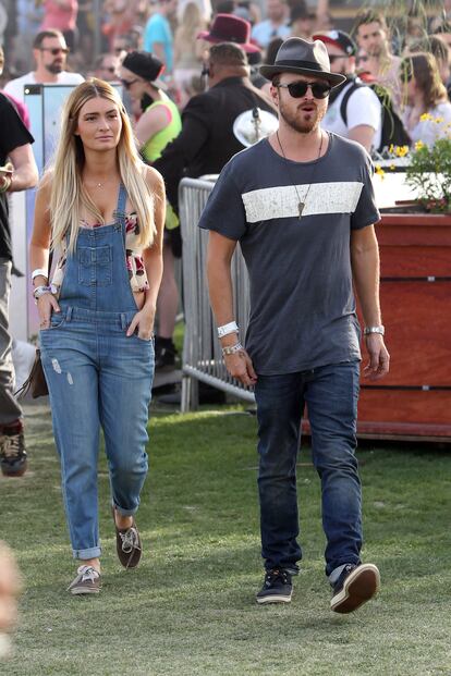 El actor Aaron Paul y su pareja Lauren Parsekia. 