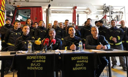 Los mandos de bomberos, en la rueda de prensa en la que anunciaron su dimisión.