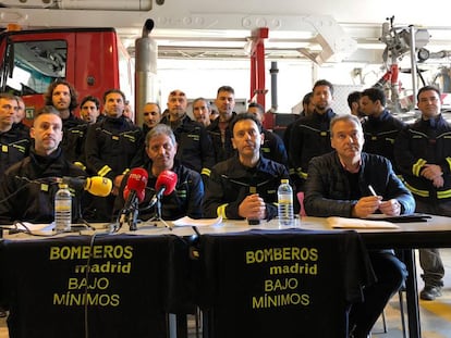 Los mandos de bomberos, en la rueda de prensa en la que anunciaron su dimisión.