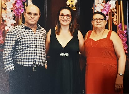 Gabriella Figueredo e os pais na formatura.