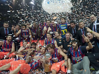 Los jugadores y los técnicos del Barcelona exhiben el trofeo de campeones y su alegría por el triunfo.